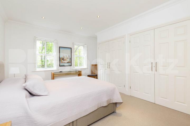 An approximately 1000sqf 2 bedroom plus study with underground parking Cholmeley  Park, Highgate